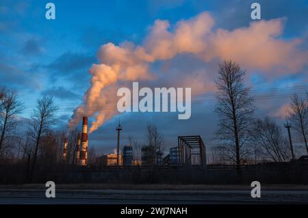 Fumeurs d'une centrale thermique un matin d'hiver, vue sur la rue Saint-Pétersbourg Banque D'Images