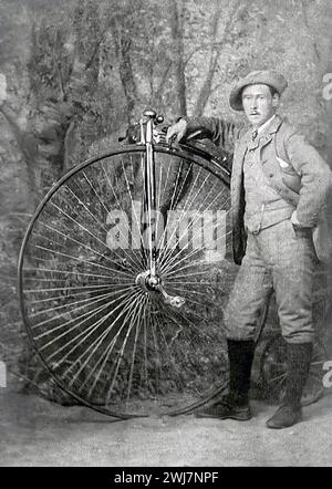 Penny Farthing. Homme debout à côté d'un penny farthing à Fife, Ecosse, 1880 Banque D'Images