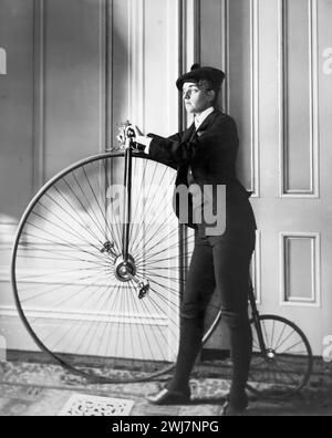 Penny Farthing. Frances Benjamin Johnson debout à côté d'un penny farthing, vers 1890-1900 Banque D'Images