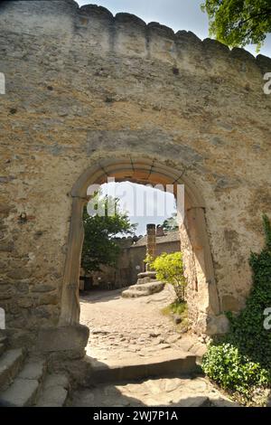 Château de Chojnik situé au-dessus de la ville de Sobieszów, dans le sud-ouest de la Pologne Banque D'Images