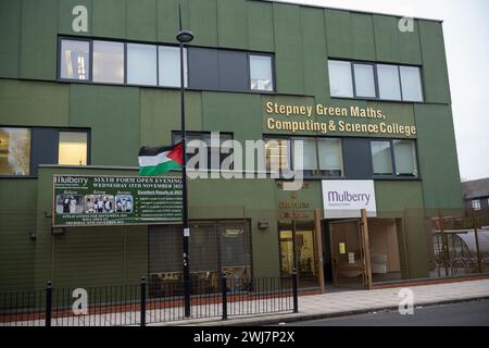 Mulberry Stepney Green Maths Computing and Science College Sixième formulaire où les drapeaux Prop Palestine ont été accrochés directement devant l'entrée, Londres Banque D'Images