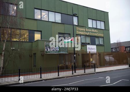 Mulberry Stepney Green Maths Computing and Science College Sixième formulaire où les drapeaux Prop Palestine ont été accrochés directement devant l'entrée, Londres Banque D'Images