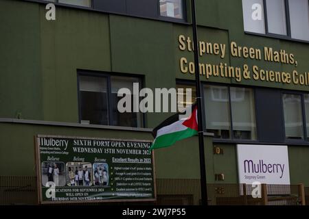 Mulberry Stepney Green Maths Computing and Science College Sixième formulaire où les drapeaux Prop Palestine ont été accrochés directement devant l'entrée, Londres Banque D'Images