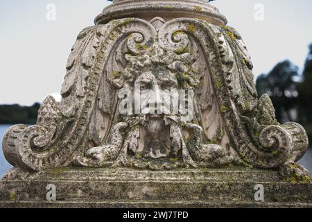 Allemagne, Mecklembourg-Poméranie occidentale, Schwerin - 26 juillet 2023 : relief d'un visage sur un poteau de rue à Schwerin. Banque D'Images