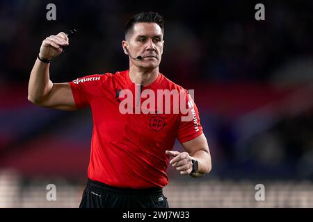 Arbitre Miguel Angel Ortiz Arias réagit lors du match LaLiga EA Sports opposant le FC Barcelone et Granada CF à Estadi Olimpic Lluis Companys, en février Banque D'Images