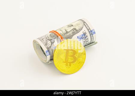 bitcoin BTC coin et rouleau de billets de banque de billets de dollar fond blanc. Billets de dollar américain en rouleaux avec Bitcoin en argent. Banque D'Images