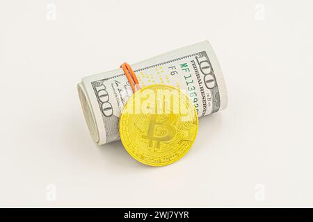 bitcoin BTC coin et rouleau de billets de banque de billets de dollar fond blanc. Billets de dollar américain en rouleaux avec Bitcoin en argent. Banque D'Images