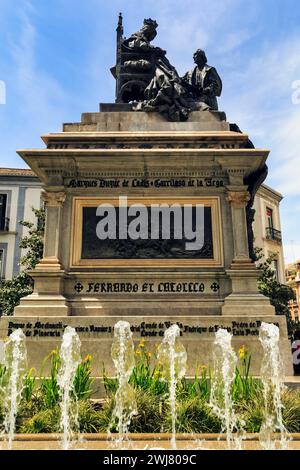 Monument avec sculpture en bronze de la reine Isabelle I et Christophe Colomb, fontaine, Plaza Isabel la Catolica, Grenade, Andalousie, Espagne Banque D'Images