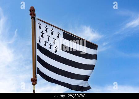 Drapeau de Bretagne, également connu sous le nom de Gwenn ha du, soufflant dans le vent, Bretagne, France Banque D'Images