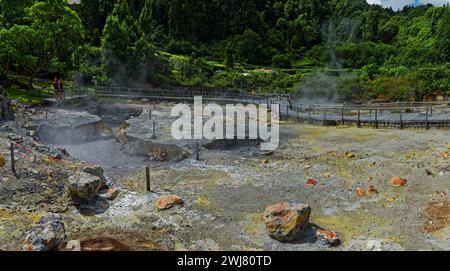 Activité géothermique avec des trous de boue bouillante et des formations rocheuses dans un paysage impressionnant, Fumarolas Lagoa das Furnas, Furnas, Sao Miguel, Açores Banque D'Images