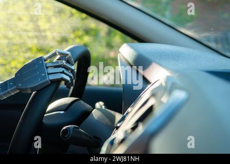 Bras de robot monté sur un volant de direction. L'intelligence artificielle conduit une voiture. Concept de véhicule autonome Banque D'Images