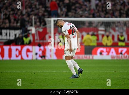 Changement, substitution, Deniz Undav VfB Stuttgart (26) doit quitter le terrain blessé, blessure, attrape sa cuisse, MHPArena, MHP Arena Stuttgart Banque D'Images