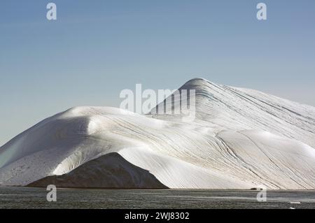 Iceberg géant à la lueur du soleil de minuit Baie de Disko, Ilulissat, Arctique, Groenland, Danemark Banque D'Images