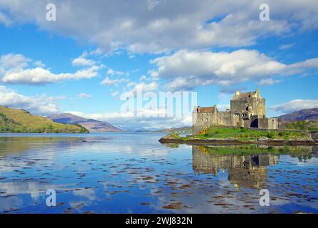 Le château d'Eilean Donan se reflète dans l'eau par une soirée calme, lieu de tournage pour James Bond, Highlander, Rob Roy, Écosse, Grande-Bretagne Banque D'Images