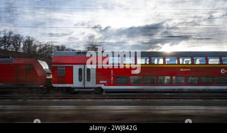 RegionalExpress 20 der Deutschen Bahn auf dem Weg nach Frankfurt 13.02.24, Selters : Symbolfoto, Illustrationsbild, Symbolbild, Illustrationsfoto Regionalexpress 20 der Deutschen Bahn auf dem Weg nach Frankfurt Ein hochmoderner RE20-Zug der Deutschen Bahn durchquert mit hoher Geschwindigkeit malerische ländliche Landschaft auf seiner Frankfurt Richtung. Die Dynamik und Eleganz des Zuges werden durch die Bewegungsunschärfe unterstrichen, während im Hintergrund die ruhige Natur in scharfem Kontrast steht. Selters Hessen Allemagne *** Regional Express 20 de Deutsche Bahn en route pour Fra Banque D'Images