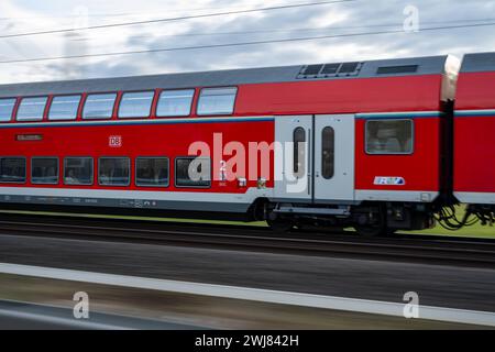 RegionalExpress 20 der Deutschen Bahn auf dem Weg nach Frankfurt 13.02.24, Selters : Symbolfoto, Illustrationsbild, Symbolbild, Illustrationsfoto Regionalexpress 20 der Deutschen Bahn auf dem Weg nach Frankfurt Ein hochmoderner RE20-Zug der Deutschen Bahn durchquert mit hoher Geschwindigkeit malerische ländliche Landschaft auf seiner Frankfurt Richtung. Die Dynamik und Eleganz des Zuges werden durch die Bewegungsunschärfe unterstrichen, während im Hintergrund die ruhige Natur in scharfem Kontrast steht. Selters Hessen Allemagne *** Regional Express 20 de Deutsche Bahn en route pour Fra Banque D'Images