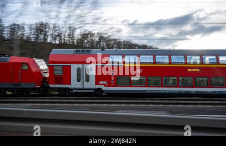 RegionalExpress 20 der Deutschen Bahn auf dem Weg nach Frankfurt 13.02.24, Selters : Symbolfoto, Illustrationsbild, Symbolbild, Illustrationsfoto Regionalexpress 20 der Deutschen Bahn auf dem Weg nach Frankfurt Ein hochmoderner RE20-Zug der Deutschen Bahn durchquert mit hoher Geschwindigkeit malerische ländliche Landschaft auf seiner Frankfurt Richtung. Die Dynamik und Eleganz des Zuges werden durch die Bewegungsunschärfe unterstrichen, während im Hintergrund die ruhige Natur in scharfem Kontrast steht. Selters Hessen Allemagne *** Regional Express 20 de Deutsche Bahn en route pour Fra Banque D'Images