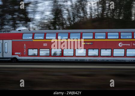 RegionalExpress 20 der Deutschen Bahn auf dem Weg nach Frankfurt 13.02.24, Selters : Symbolfoto, Illustrationsbild, Symbolbild, Illustrationsfoto Regionalexpress 20 der Deutschen Bahn auf dem Weg nach Frankfurt Ein hochmoderner RE20-Zug der Deutschen Bahn durchquert mit hoher Geschwindigkeit malerische ländliche Landschaft auf seiner Frankfurt Richtung. Die Dynamik und Eleganz des Zuges werden durch die Bewegungsunschärfe unterstrichen, während im Hintergrund die ruhige Natur in scharfem Kontrast steht. Selters Hessen Allemagne *** Regional Express 20 de Deutsche Bahn en route pour Fra Banque D'Images