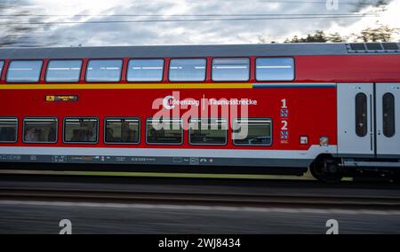 RegionalExpress 20 der Deutschen Bahn auf dem Weg nach Frankfurt 13.02.24, Selters : Symbolfoto, Illustrationsbild, Symbolbild, Illustrationsfoto Regionalexpress 20 der Deutschen Bahn auf dem Weg nach Frankfurt Ein hochmoderner RE20-Zug der Deutschen Bahn durchquert mit hoher Geschwindigkeit malerische ländliche Landschaft auf seiner Frankfurt Richtung. Die Dynamik und Eleganz des Zuges werden durch die Bewegungsunschärfe unterstrichen, während im Hintergrund die ruhige Natur in scharfem Kontrast steht. Selters Hessen Allemagne *** Regional Express 20 de Deutsche Bahn en route pour Fra Banque D'Images