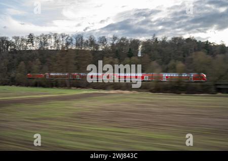 RegionalExpress 20 der Deutschen Bahn auf dem Weg nach Frankfurt 13.02.24, Selters : Symbolfoto, Illustrationsbild, Symbolbild, Illustrationsfoto Regionalexpress 20 der Deutschen Bahn auf dem Weg nach Frankfurt Ein hochmoderner RE20-Zug der Deutschen Bahn durchquert mit hoher Geschwindigkeit malerische ländliche Landschaft auf seiner Frankfurt Richtung. Die Dynamik und Eleganz des Zuges werden durch die Bewegungsunschärfe unterstrichen, während im Hintergrund die ruhige Natur in scharfem Kontrast steht. Selters Hessen Allemagne *** Regional Express 20 de Deutsche Bahn en route pour Fra Banque D'Images