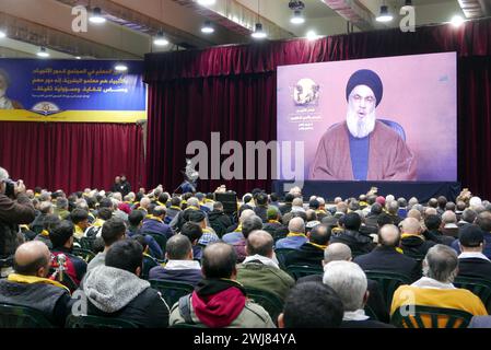 Beyrouth, Liban. 13 février 2024. Le mouvement chiite du Hezbollah célèbre une célébration religieuse à Dahiye, dans la banlieue sud de Beyrouth, au Liban, le 13 février 2024. Au cours de la réunion, le secrétaire du Hezbollah Hassan Nasrallah s'est adressé au public avec un discours vidéo, dans lequel il a déclaré que si Israël élargissait sa zone de guerre contre le Liban, le Hezbollah ferait aussi de même. (Photo par Elisa Gestri/Sipa USA) crédit : Sipa USA/Alamy Live News Banque D'Images