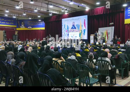 Beyrouth, Liban. 13 février 2024. Le mouvement chiite du Hezbollah célèbre une célébration religieuse à Dahiye, dans la banlieue sud de Beyrouth, au Liban, le 13 février 2024. Au cours de la réunion, le secrétaire du Hezbollah Hassan Nasrallah s'est adressé au public avec un discours vidéo, dans lequel il a déclaré que si Israël élargissait sa zone de guerre contre le Liban, le Hezbollah ferait aussi de même. (Photo par Elisa Gestri/Sipa USA) crédit : Sipa USA/Alamy Live News Banque D'Images