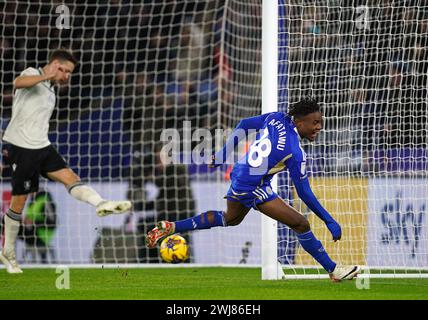 Abdul Fatawu de Leicester City célèbre avoir marqué le premier but de son équipe lors du Sky Bet Championship match au King Power Stadium de Leicester. Date de la photo : mardi 13 février 2024. Banque D'Images