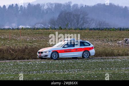Ein Polizeifahrzeug des Kantonspolizei Zürich ist auf einer Kontrollfahrt. DAS Fahrzeug ist ein 3er BMW. (Zürich, Schweiz, 14.01.2024) Banque D'Images