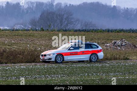 Ein Polizeifahrzeug des Kantonspolizei Zürich ist auf einer Kontrollfahrt. DAS Fahrzeug ist ein 3er BMW. (Zürich, Schweiz, 14.01.2024) Banque D'Images