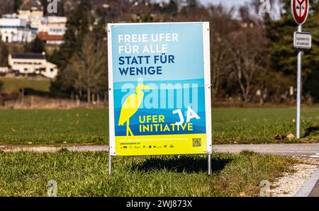 Ein Plakat wirbt für ein Ja zur Uferinitiative über welche das Zürcher Stimmvolk Anfangs März 2024 abstimmen wird. (Dachsen, Schweiz, 03.02.2024) Banque D'Images