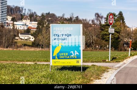 Ein Plakat wirbt für ein Ja zur Uferinitiative über welche das Zürcher Stimmvolk Anfangs März 2024 abstimmen wird. (Dachsen, Schweiz, 03.02.2024) Banque D'Images