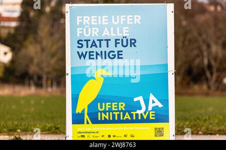 Ein Plakat wirbt für ein Ja zur Uferinitiative über welche das Zürcher Stimmvolk Anfangs März 2024 abstimmen wird. (Dachsen, Schweiz, 03.02.2024) Banque D'Images