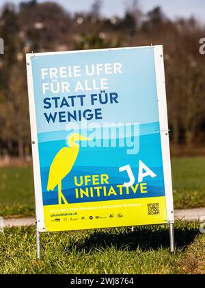 Ein Plakat wirbt für ein Ja zur Uferinitiative über welche das Zürcher Stimmvolk Anfangs März 2024 abstimmen wird. (Dachsen, Schweiz, 03.02.2024) Banque D'Images