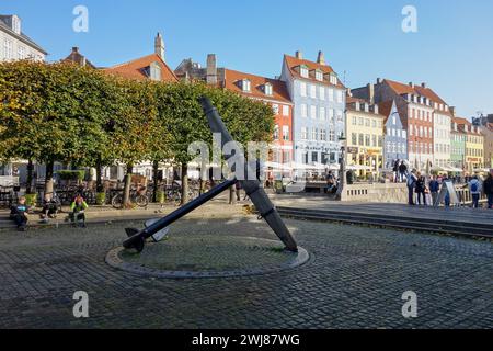 COPENHAGUE, DANEMARK - 28 OCTOBRE 2014 : Mémorial Anchor Mindeankeret sur le front de mer et la promenade de Nyhavn, Copenhague, Danemark Banque D'Images