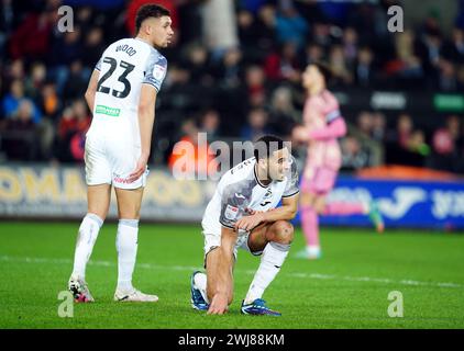 Nathan Wood et Ben Cabango de Swansea City réagissent après avoir concédé un troisième but lors du Sky Bet Championship match au stade Swansea.com, pays de Galles. Date de la photo : mardi 13 février 2024. Banque D'Images