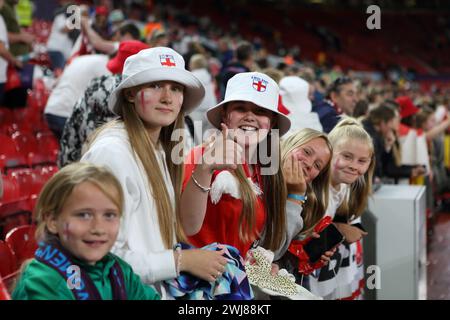 Les jeunes fans féminins en Angleterre chapeaux et sourire de visage donnent les pouces vers le haut avant Angleterre v Autriche UEFA Womens Euro 6 juillet 2022 Old Trafford Manchester Banque D'Images