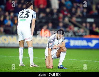 Nathan Wood et Ben Cabango de Swansea City réagissent après avoir concédé un troisième but lors du Sky Bet Championship match au stade Swansea.com, pays de Galles. Date de la photo : mardi 13 février 2024. Banque D'Images