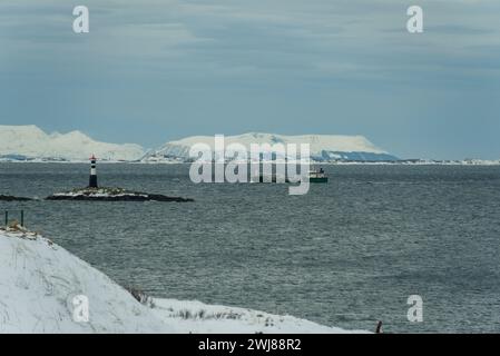 Skrolsvik, fort construit par la Wehrmacht allemande nazie 1941, maintenant ruines, musée et lieu perdu, Senja, Norvège. Hiver avec de la neige Banque D'Images