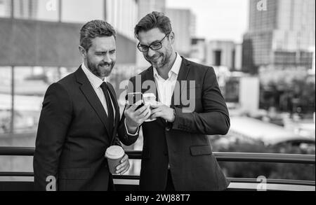 photo d'un téléphone professionnel souriant. téléphone de bureau pour les chèques Banque D'Images