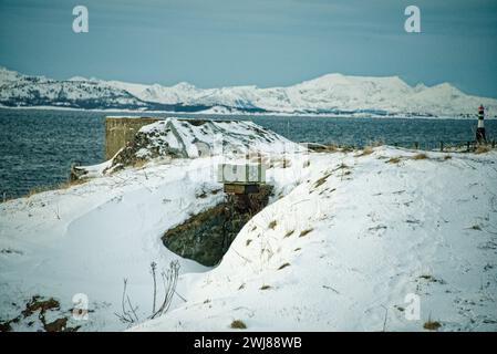 Skrolsvik, fort construit par la Wehrmacht allemande nazie 1941, maintenant ruines, musée et lieu perdu, Senja, Norvège. Hiver avec de la neige Banque D'Images