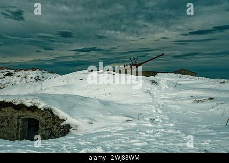Skrolsvik, fort construit par la Wehrmacht allemande nazie 1941, maintenant ruines, musée et lieu perdu, Senja, Norvège. Hiver avec de la neige Banque D'Images