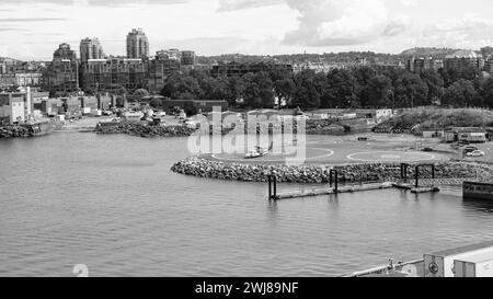 Victoria, Canada - 28 juin 2019 : hélicoptère à l'héliport dans le port maritime océanique sur le paysage urbain. Banque D'Images