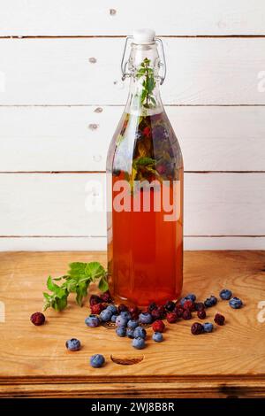Kombucha (aussi champignon de thé, champignon de thé, ou champignon mandchoure) - deuxième thé fermenté aux fruits avec différents arômes. Banque D'Images