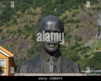 Monument à 'Fylkesmann Christensen', considéré par beaucoup comme le père de la ligne de chemin de fer Flåmsbana, Flåm, Norvège. Banque D'Images