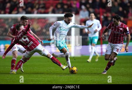 Samuel Edozie de Southampton (au centre) se bat pour le ballon avec George Tanner de Bristol City (à gauche) et Matty James lors du Sky Bet Championship match à Ashton Gate, Bristol. Date de la photo : mardi 13 février 2024. Banque D'Images