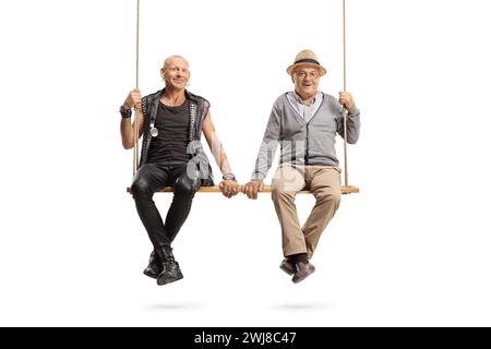 Punk et homme senior assis ensemble sur une balançoire en bois isolé sur fond blanc Banque D'Images