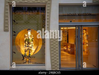 Février- 1- 2024- Paris France -champs-Élysées-entrée dans le magasin de luxe avec un costume Louis Vuitton extravagant. Banque D'Images