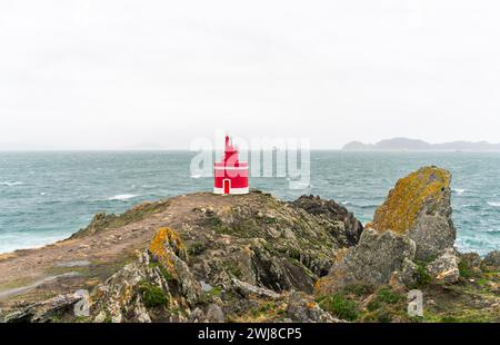 Phare rouge dans le nord de l'Espagne. Phare de Punta Robaleira Banque D'Images