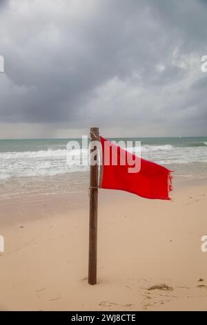 Avertissements de drapeau rouge sur une plage mexicaine après un ouragan. Banque D'Images