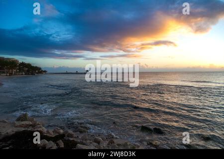 Lever de soleil sur la mer des Caraïbes sur une plage mexicaine. Banque D'Images